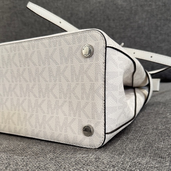 Michael Kors Monogram White Satchel - Picture 7 of 11